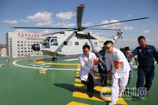 军地联合医疗队从直升机转运伤病员 拍摄者：徐常青