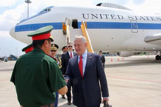 美国国防部长马蒂斯（右）16日抵达越南胡志明市（法新社）