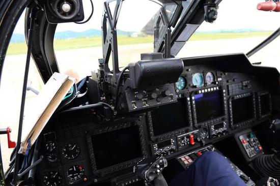 图片：卡-52的座舱就好多了，两名飞行员可并排谈谈人生