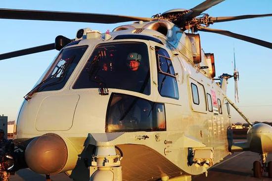 我军海航大学列装武直8教练机或为两栖攻击舰做准备