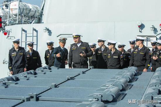 图为：俄罗斯海军参观中国护卫舰