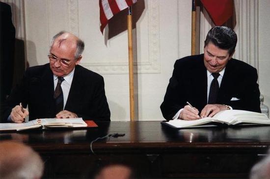 图片：美苏签订中导条约