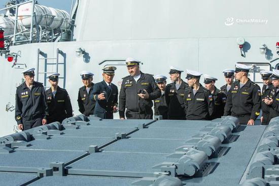 图片：俄舰官兵参观西宁舰，中国军网英文站版权