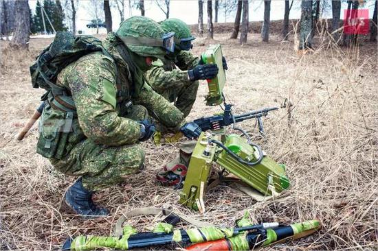▲正在为机枪安装雷达的俄国士兵