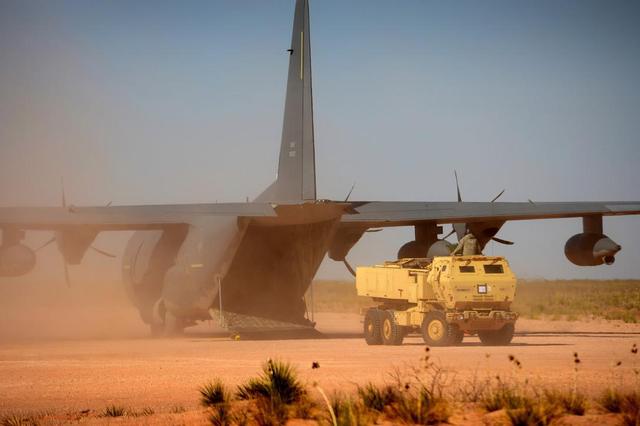 图片：KC-130J快速部署“海马斯”火箭炮