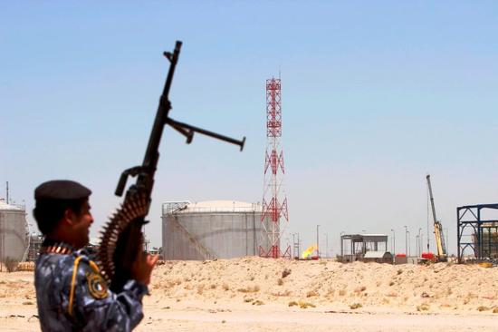 伊拉克政府军士兵在油田警戒。
