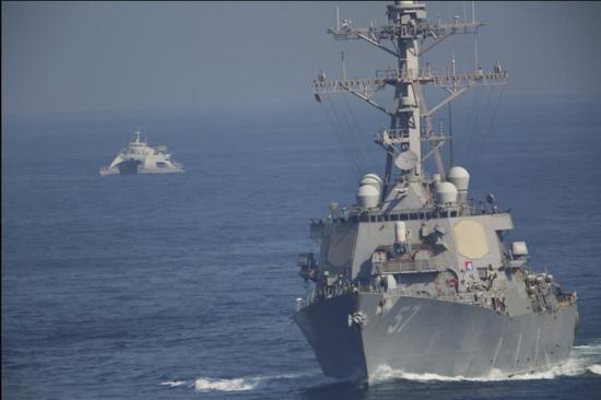 远处的伊朗双体船和美国驱逐舰