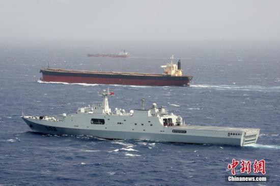 图为2010年7月，航拍中国海军第六批护航编队护航现场。中新社发 中国海军供图