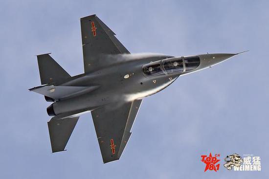中国猎鹰教练机从设计来说,采用了雅克130相当多的创意,前机身中机身很明显