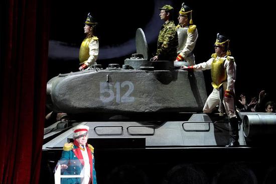 图片：战斗民族的舞台剧，将一辆真正的T-34坦克开上舞台。