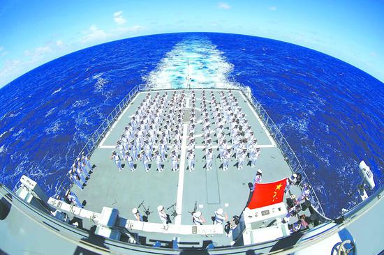 在青岛零距离感受海军荣耀:市民谈阅兵非常激动