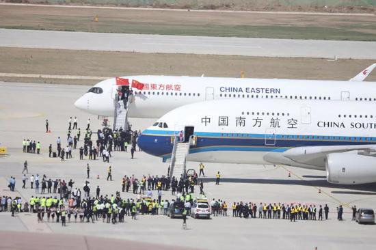 ▲5月13日，中国南方航空和中国东方航空的试飞客机降落在大兴机场。