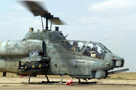（一架美国海军陆战队的AH-1W超级眼镜蛇）