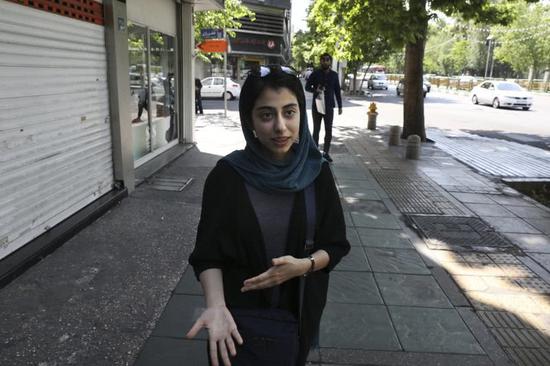 在德黑兰街头接收美联社记者采访的伊朗民众。美联社图。