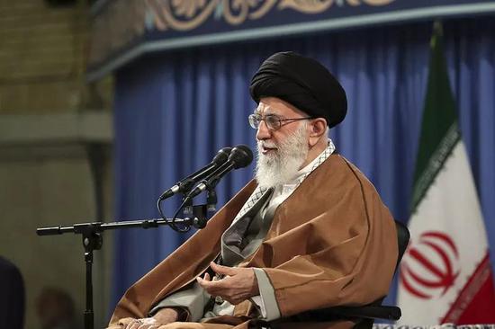4月24日，在伊朗首都德黑兰，伊朗最高领袖哈梅内伊发表讲话。新华社/美联