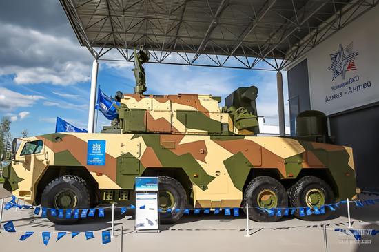 防空导弹家族的一员,照片中另外一侧的履带发射车就是传统的"道尔"m2