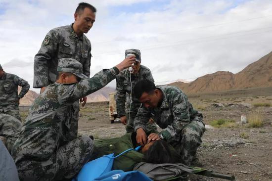 将军盖衣旅长抬担架 他们在海拔4千米车祸现场救5人|解放军_新浪军事