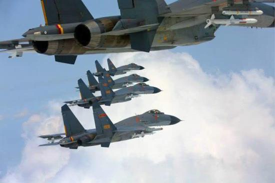 我军出动歼11苏30及翔龙无人机跟踪监视美巡洋舰