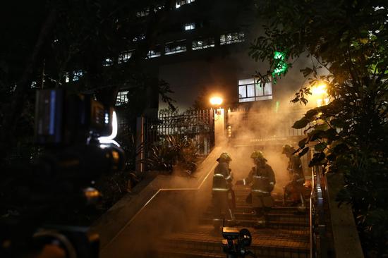 消防人员赶到灭火