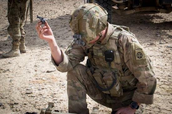  美国陆军第82空降师的士兵8月9日在阿富汗执行任务时操作“黑色大黄蜂”（美国陆军网站）
