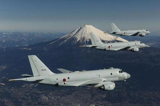 P-1反潜机飞跃富士山（图源：Wikipedia）