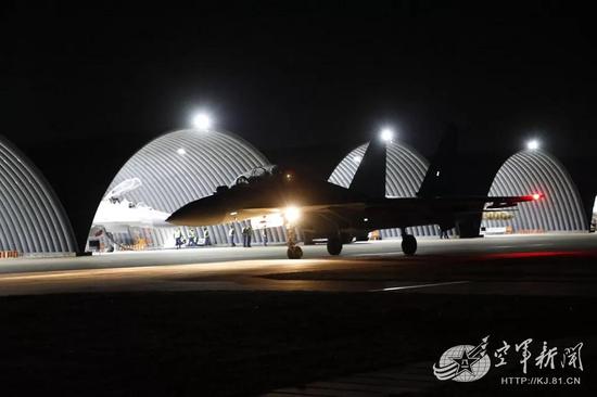 我军歼16飞行员将对手逼至释放干扰弹 为何还不