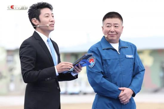 试飞员:操作歼20像玩手游 从发现目标到射导弹非
