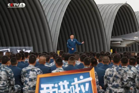 试飞员:操作歼20像玩手游 从发现目标到射导弹非