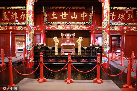首里城祭重现清朝册封礼日本右翼高喊 丑陋琉球王 首里城 冲绳 琉球 新浪军事 新浪网 首里城祭重现清朝册封礼日本右翼高喊 丑陋琉球王 首里城 冲绳 琉球 新浪军事 新浪网