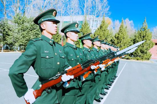 拿了15年菜刀的炊事兵 却突然接到连长递来的指