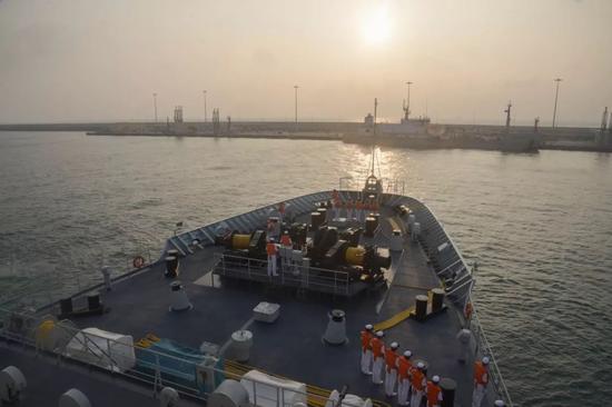 中国军舰在阿拉伯海救治中国籍重伤船员(图)