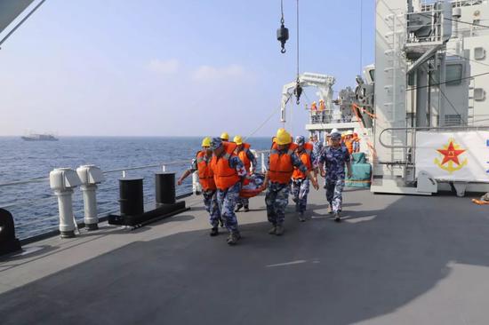 中国军舰在阿拉伯海救治中国籍重伤船员(图)