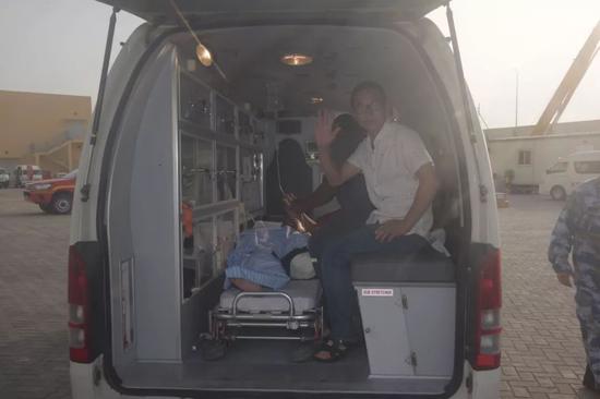 中国军舰在阿拉伯海救治中国籍重伤船员(图)