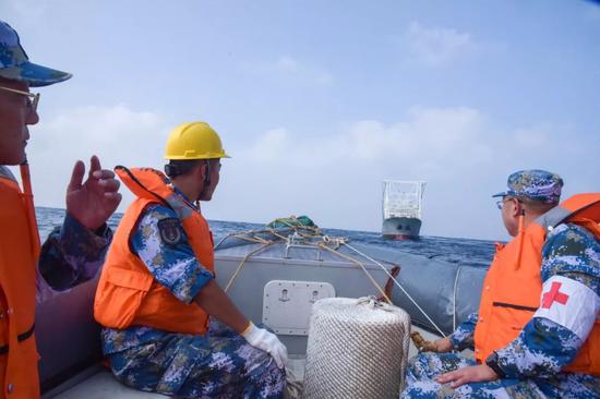 中国军舰在阿拉伯海救治中国籍重伤船员(图)