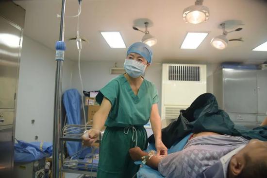 中国军舰在阿拉伯海救治中国籍重伤船员(图)