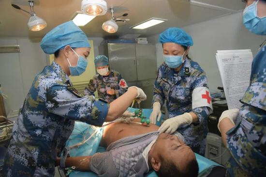 中国军舰在阿拉伯海救治中国籍重伤船员(图)