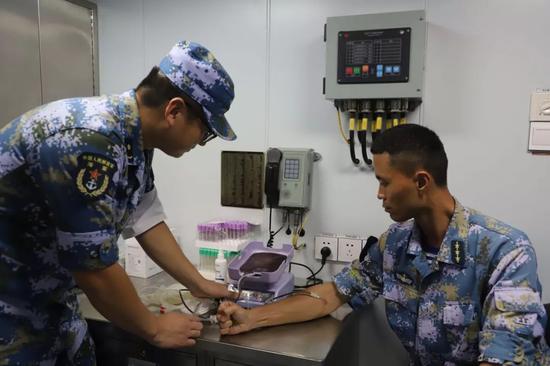 中国军舰在阿拉伯海救治中国籍重伤船员(图)