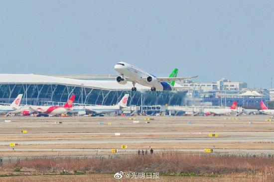 C919大型客机106号机转场 开展验证客舱等任务