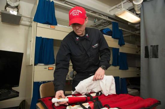 上百名水兵感染后 这位美航母舰长为何公开建议