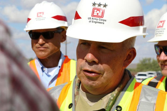 美军称临时医院床位可能造多 但为抗疫都值得