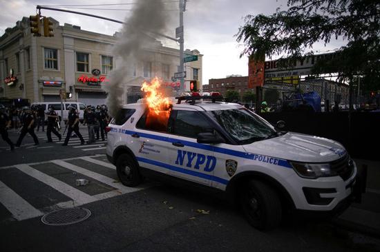 5月30日，纽约市一辆警车遭抗议者纵火。（路透社）