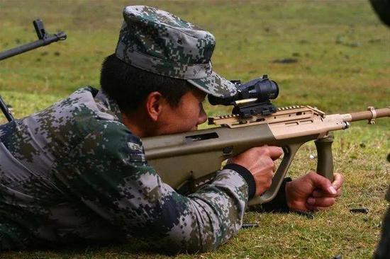 中国战士体验澳军的f88sa2f88最新的一种改型叫做ef88,,顾名思义是