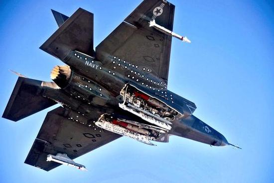 图为F-35战斗机打开弹舱，展示其内部的JDAM炸弹。