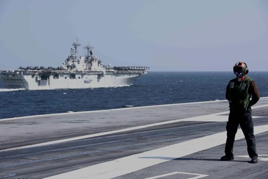 12月14日,埃塞克斯”号两栖攻击舰与“斯坦尼斯“号航母在阿拉伯海演习。