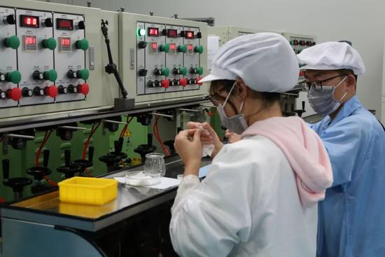 高精度显微物镜光学元件添工(图片来源:中科院摄影联盟、苏州医工所)