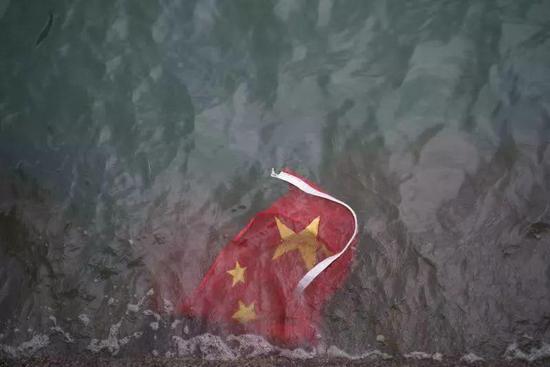 暴徒拆走国旗,扔入海中(视频截图)