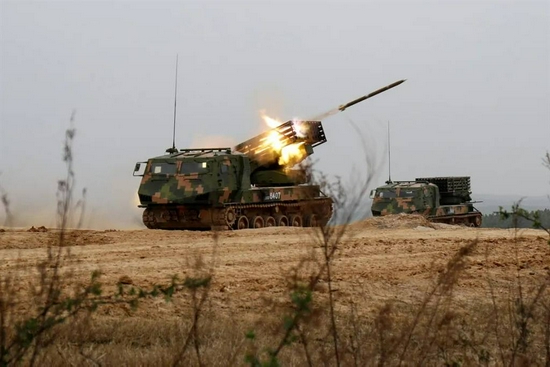 火箭炮还采用了两种不同的底盘,一种为中型履带式底盘,一种为6×6轮式