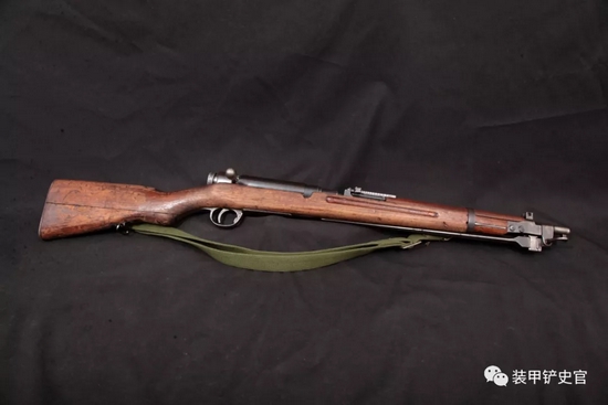 在卡宾型38式步枪的基础上,日军在1911年又开发出了44式骑枪.