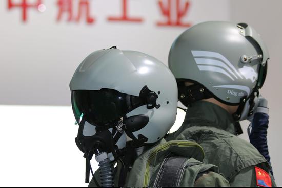 我军歼20飞行员用上全新轻量化头盔 感知力大幅提高