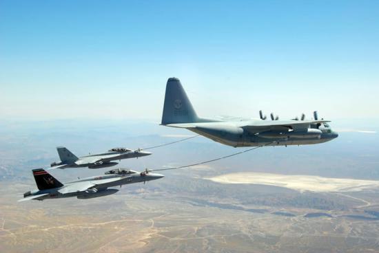 美陆战队KC-130加油机为F/A-18战机空中加油。